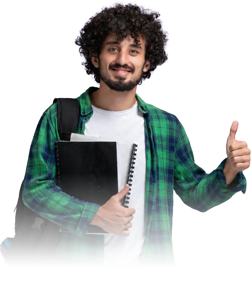 طالب يحمل كتبه